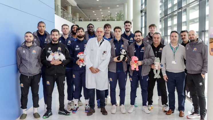 La plantilla del Fibwi Palma Bàsquet visita a los niños y niñas de Son Espases
