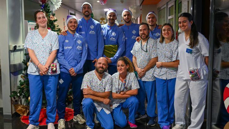 Los jugadores del Illes Balears Palma Futsal regalan ilusión en Son Espases