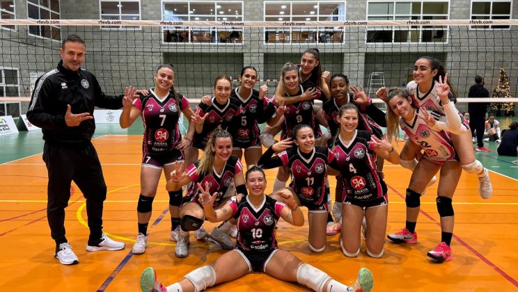 El CV Mayurqa Anaya celebra su fiesta prenavideña llevándose los 3 puntos