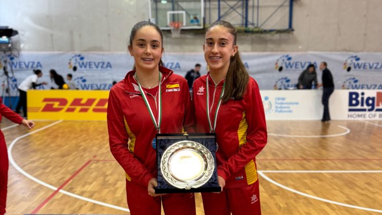 Las mallorquines Aina Mas y María Vallespir se cuelgan el bronce en el WEVZA U16 con la selección española