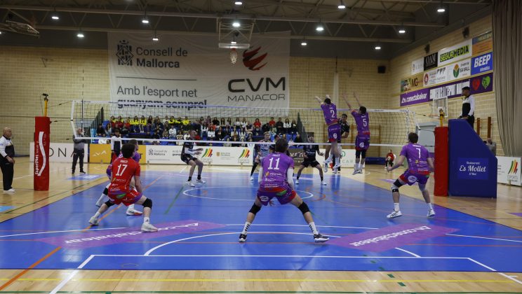 El ConectaBalear CV Manacor, imponente en bloqueo y servicio, vence a Teruel
