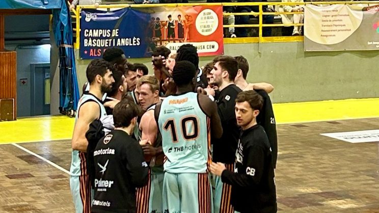 La plenitud defensiva y la personalidad grupal conducen al Palmer Basket hacia una victoria de carácter en el Josep Mora