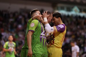 El Illes Balears celebra un gol en Son Moix contra el Barça