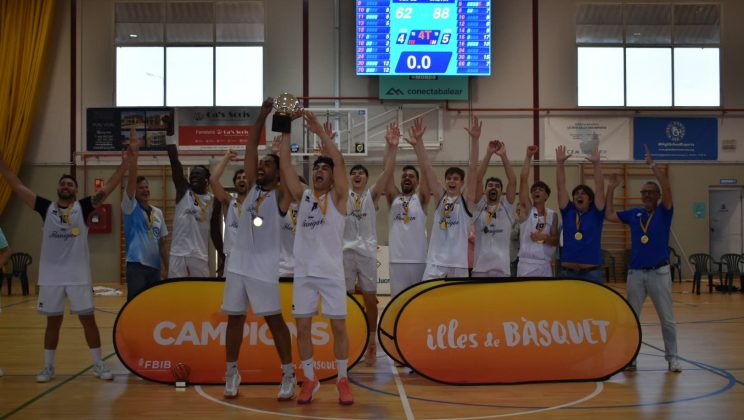 El Flanigan Calvià levanta el Trofeo Biel Hurtado y sube a Tercera FEB