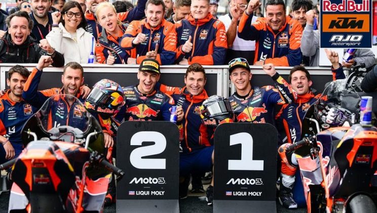 Uno-dos en una Q2 perfecta para el Red Bull KTM Ajo de Moto3 en Silverstone