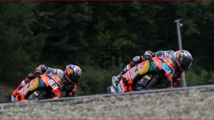 Doblete del Red Bull KTM Ajo Moto3 en los entrenamientos libres en Brno