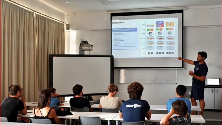 (Charla de nutrición por los palistas del CN Ciutadella)