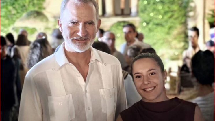 La Casa Real recibe a la campeona del mundo de kickboxing Analía Domínguez