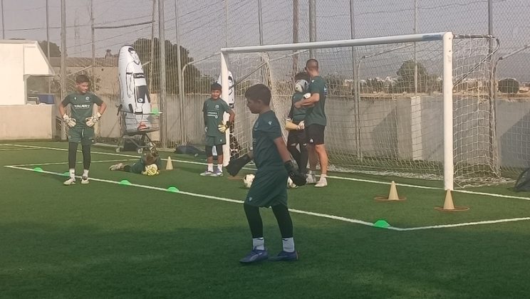 Pequeños gigantes del arco: los porteros del CD Ferriolense entrenan con pasión bajo el sol