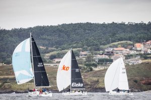 Flota de ORC compitiendo en 2024 frente a la costa de Sanxenxo © María Muiña / Regata Rey Juan Carlos