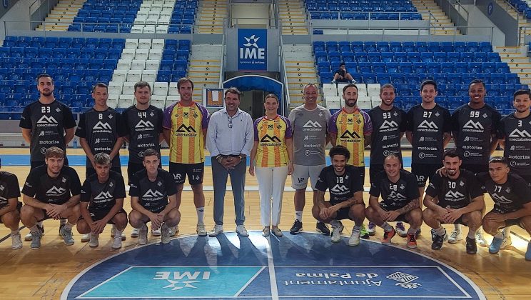 La presidenta del Govern Balear, Marga Prohens, visita al Illes Balears Palma Fustal ante el inicio de la temporada del equipo