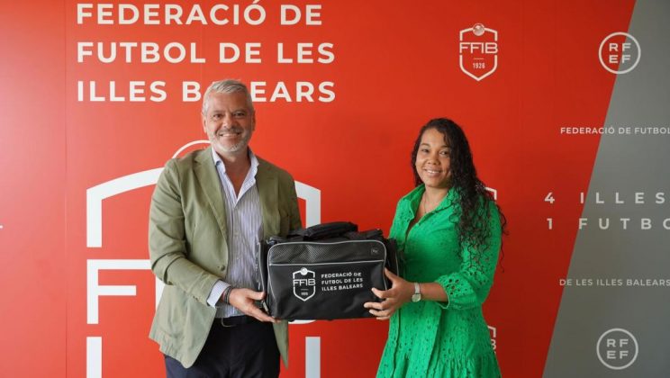 La FFIB firma un convenio de colaboración con Curis Funditor para proveer material sanitario a los clubs