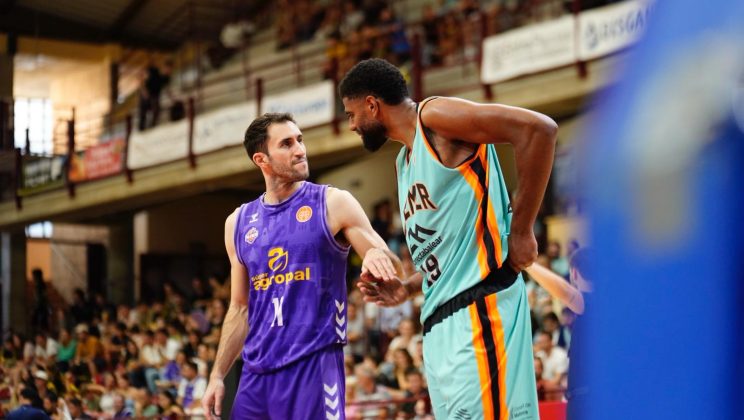 El Palmer Básket Mallorca Palma cede ante el Super Agropal Palencia en su debut en Primera FEB en un ajustado duelo