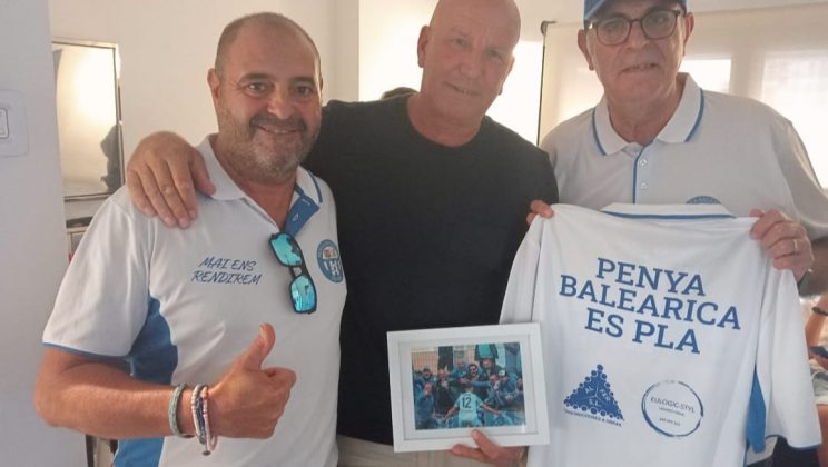 La Penya Balearica d’Es Pla, símbolo de fidelidad: homenaje al presidente del Atlético Baleares en el descanso ante el Sant Andreu