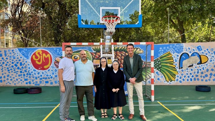 El IME cede dos canastas de baloncesto al Colegio San José de la Montaña para fomentar la práctica deportiva entre el alumnado