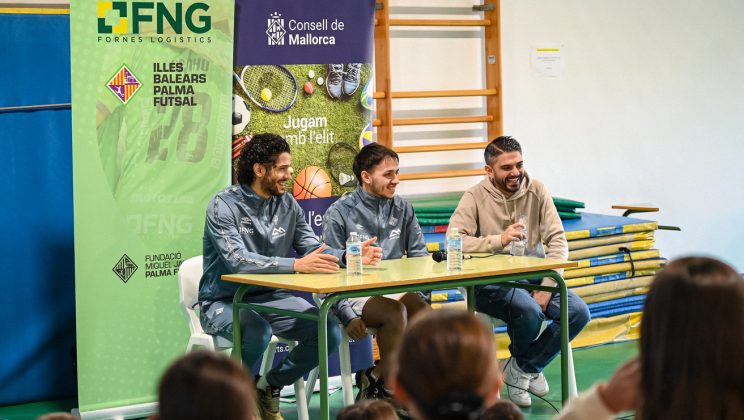Los jugadores del Illes Balears Palma Futsal Lucão y David Peña conquistan el aula del CEIP Gabriel Janer Manila