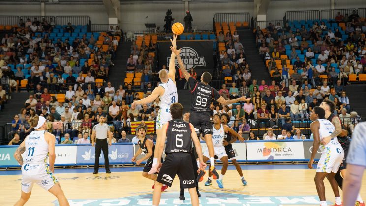 El Fibwi Mallorca Bàsquet Palma se lleva un intenso derbi en Menorca y suma su primera victoria