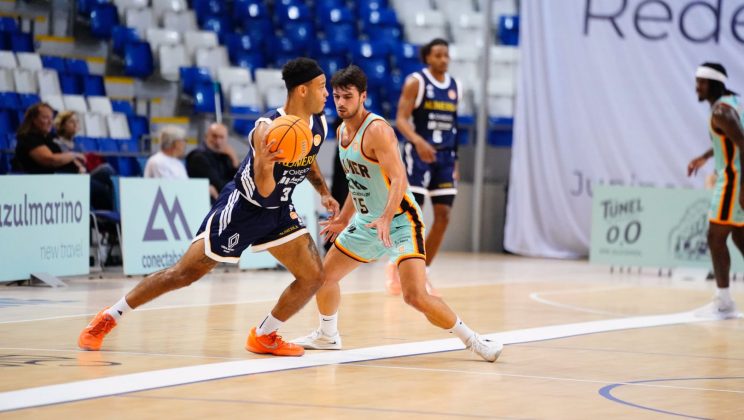 El Oviedo supera al Palmer Basket en un duelo marcado por la batalla en el rebote