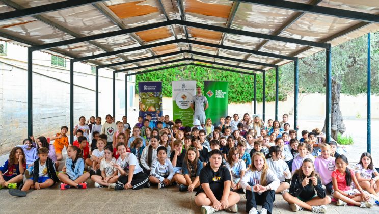 Piqueras vuelve al cole para estrenar la temporada de visitas escolares