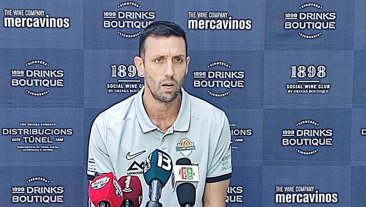 Rueda de prensa de Marco Justo en destilerias Tunel