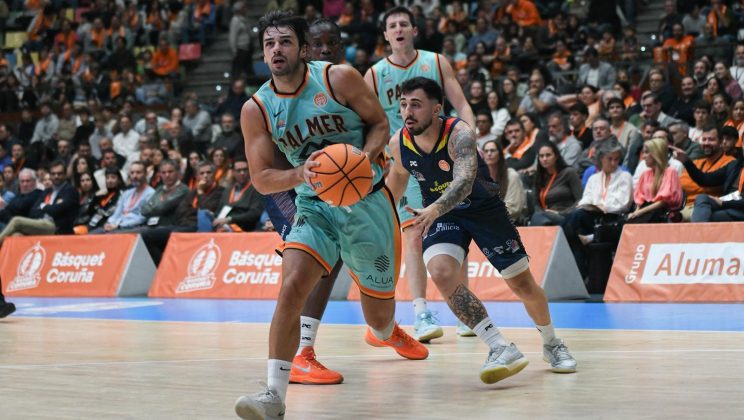 La plenitud ofensiva del Leyma Coruña frena al Palmer Basket Mallorca Palma suelo gallego