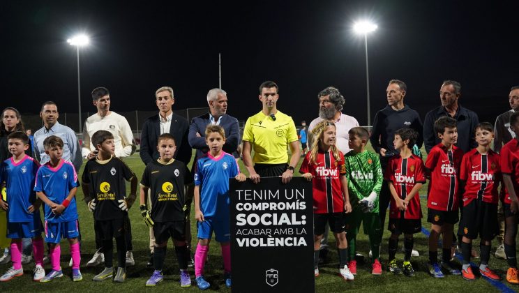 Federación de Fútbol de las Islas Baleares y el Consell impulsan mensajes de respeto y actitud educativa a través de los árbitros mallorquines