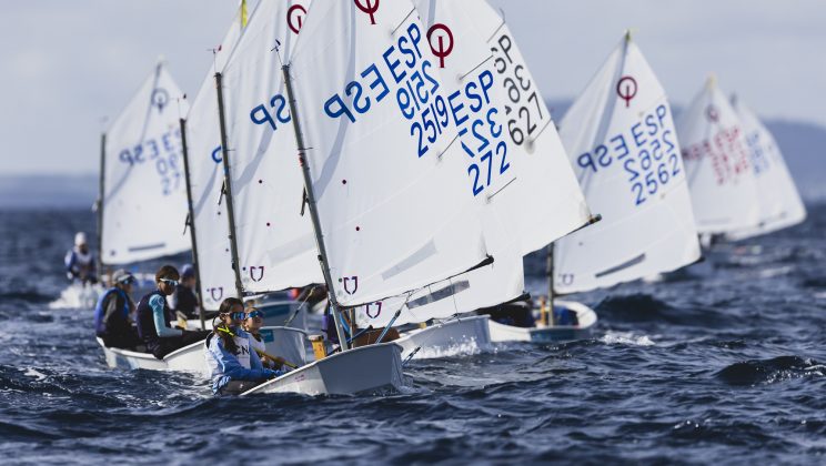 Fin de semana de compañerismo, optimist y regatas  en el Trofeo Vela Ligera Store del CN Arenal