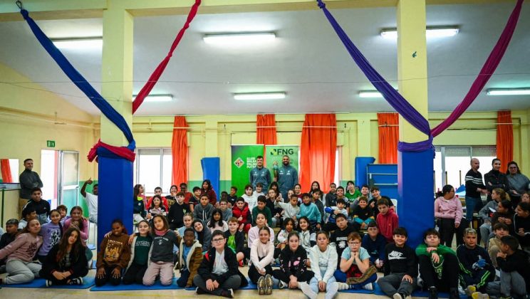 Los jugadores del Illes Balears Palma Futsal Machado y Dennis pasan lista en el CEIP Rafal Nou