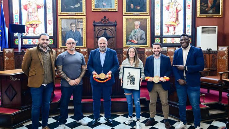 El alcalde de Palma, Jaime Martínez Llabrés, recibe a la boxeadora Farah El Bousairi por la revalidación del título de campeona de España en peso mosca