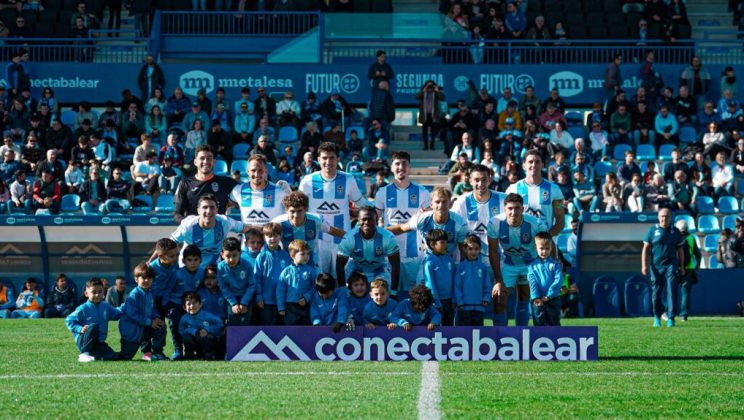 El Atlético Baleares vence 2-1 al líder, la UD Poblense