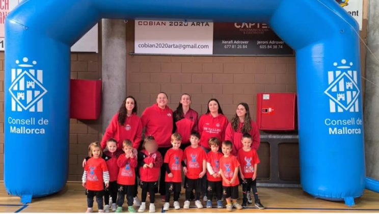 LOS NIÑOS DE LA ESCUELA DE BALONCESTO RESTAURANTE & JUEGOS DE TODO KIDS, VIVEN SU PRIMER DIADA DEPORTIVA