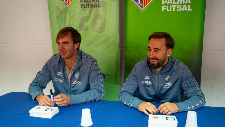 Barrón y Rivillos jugadores del Illes Balears Palma Futsal llevan la magia al Colegio Pius XII