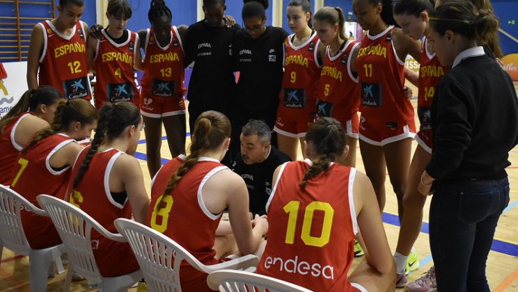 Un Es Viver lleno disfruta de la primera victoria de España en el Torneo Internacional de Ibiza U16F