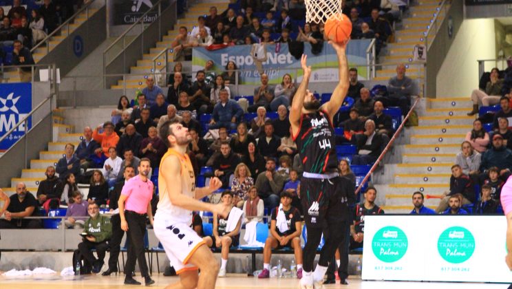 El Fibwi Mallorca Bàsquet Palma tira de corazón y sacrificio para vencer al Grupo Ureta Tizona Burgos y seguir invicto en casa