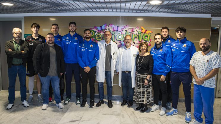 La plantilla del Fibwi Mallorca Bàsquet Palma lleva a cabo su visita anual a Son Espases