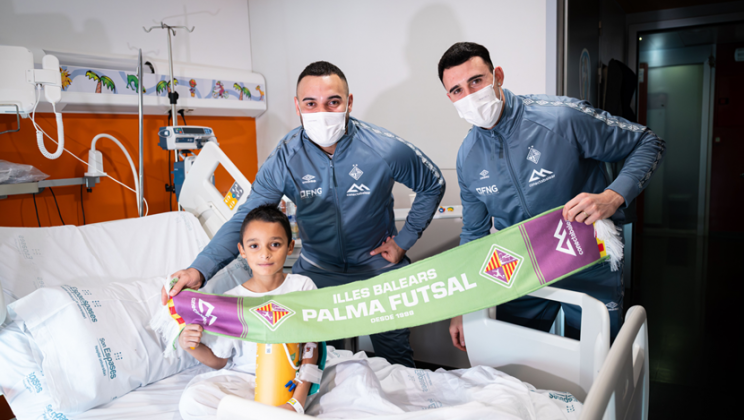 Dennis, Ernesto, Deivão y David Peña reparten ilusión en el Hospital de Son Espases