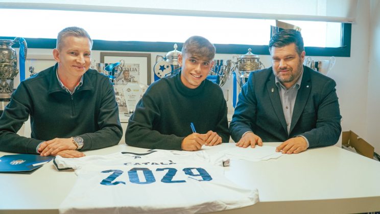 Adrià Català firma su primer contrato profesional con el CD Atlético Baleares hasta 2029