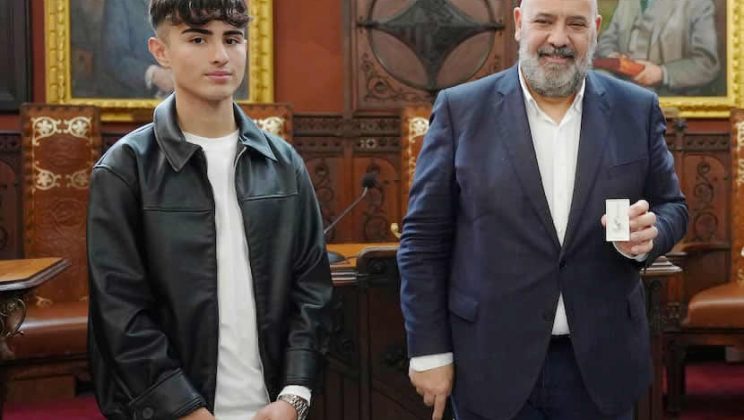 El alcalde recibe a Mateus Vargas, campeón de Europa juvenil de patinaje artístico 2025