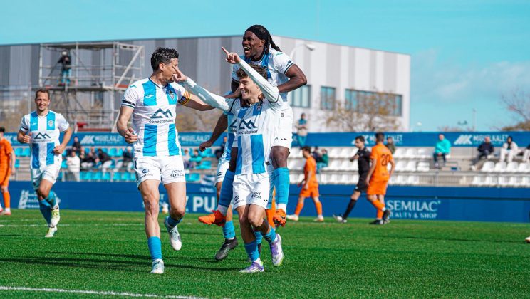 El CD Atlético Baleares golea al Torrent y se situa segundo en la clasificación