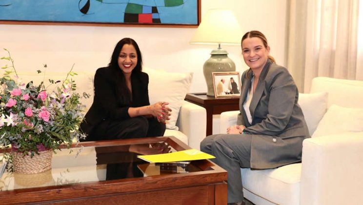 La presidenta Marga Prohens recibe a la Asociación de Fútbol para la Igualdad por su 10º aniversario