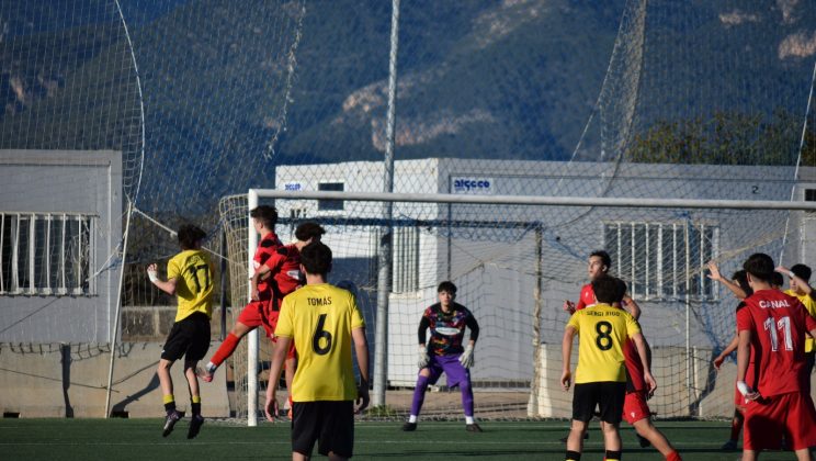 El Santa Mónica impone su madurez ante la Penya Arrabal “B” en un duelo intenso y con polémica