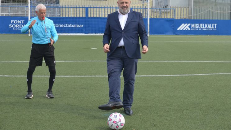 El alcalde de Palma, Jaime Martínez Llabrés, ha realizado el saque de honor de la Liga de Futbol  de a Pie