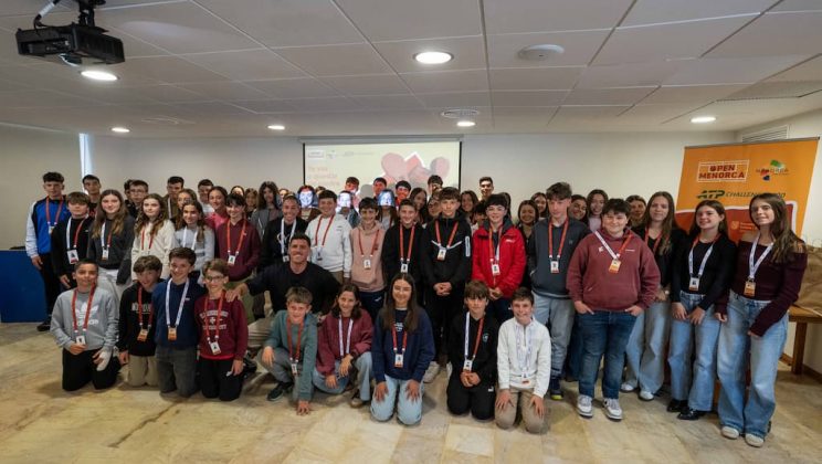 Sorteo de cuadro principal del Open Menorca 2026 con charla de Pepe Demi a los ball kids y sus familias