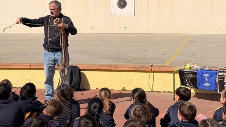El tiro con honda llega al colegio Borja Moll para impulsar el deporte tradicional entre los alumnos