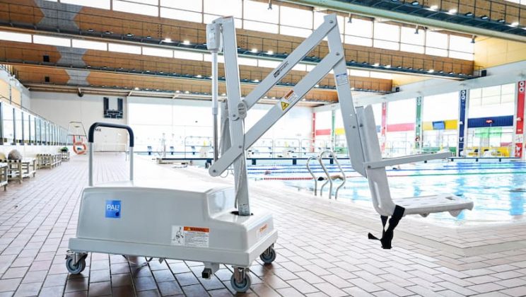 El IME renueva las porterías de waterpolo y adquiere nueva silla elevadora para personas con movilidad reducida en las piscinas municipales de Son Hugo