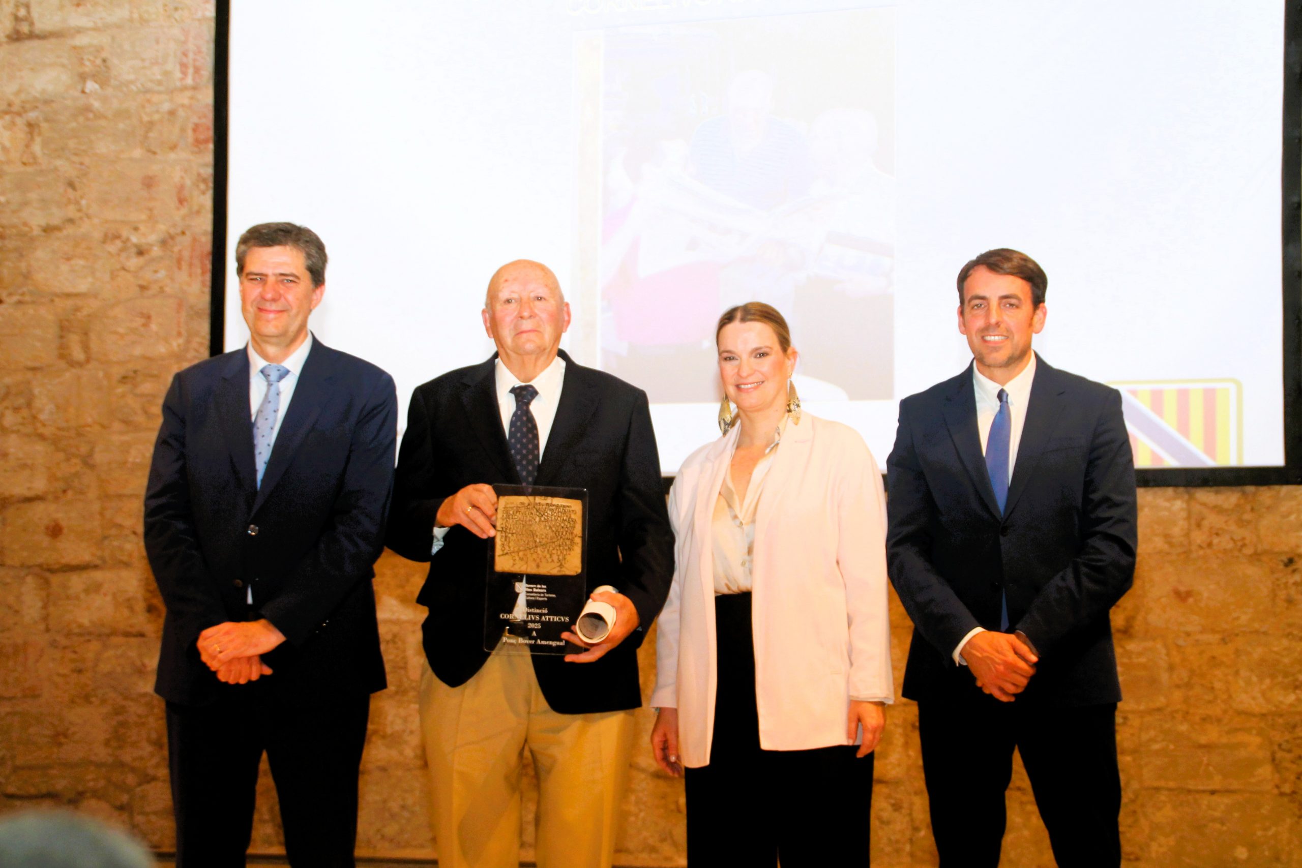 Un poco de historia. Josefina Avilés y Ponç Bover, Cornelius Atticus 2025