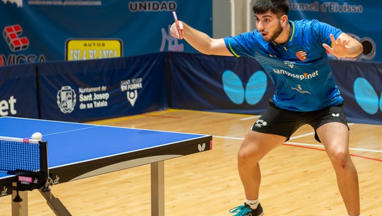 El alcalde de Palma, Jaime Martínez Llabrés, y el presidente de la FFIB, Jordi Horrach, analizan mejoras para reforzar la seguridad en los campos de fútbol municipales