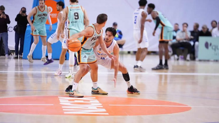 El Melilla derrota al Palmer Basket gracias a una actuación diferencial en el último cuarto