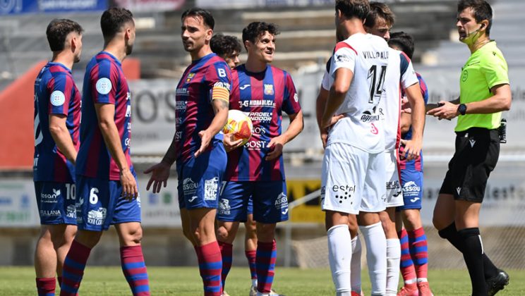 Fullana desata la locura en Sa Pobla: hat-trick, remontada y un mensaje directo a la categoría