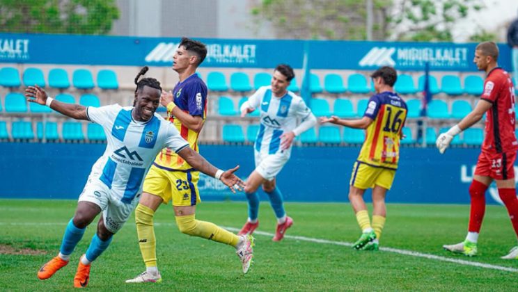 Victoria contundente del Atlético Baleares en casa en un derbi dominado de principio a fin